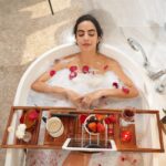 VaeFae Premium Teak Bathtub Tray, Expandable Wooden Bath Tray for Tub, Luxury Ba... - Image 3